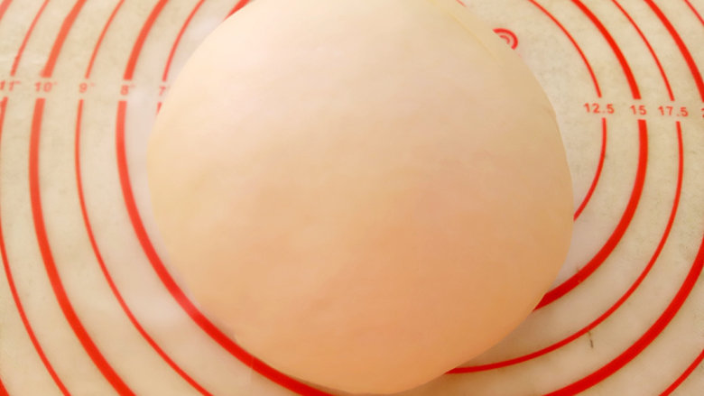 中式点心+蛋黄酥,把油皮面团盖保鲜膜醒30分钟。