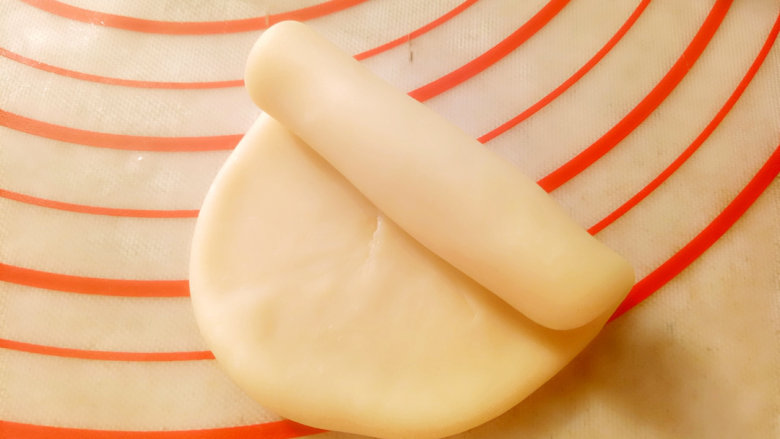 中式点心+蛋黄酥,把包好的酥皮依次用擀面杖擀成牛舌形（长度10CM左右）卷起来,盖保鲜膜松弛10分钟。