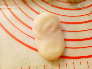 中式点心+蛋黄酥,取一份酥皮拇指按在中间两头向中间对折按扁。