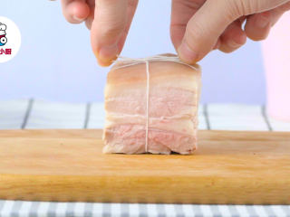 一招炖出不腻东坡肉,将五花肉切成3厘米见方的肉块，用棉绳绑成十字结