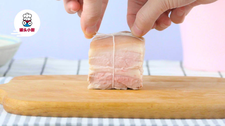 一招炖出不腻东坡肉,将五花肉切成3厘米见方的肉块,用棉绳绑成十字结