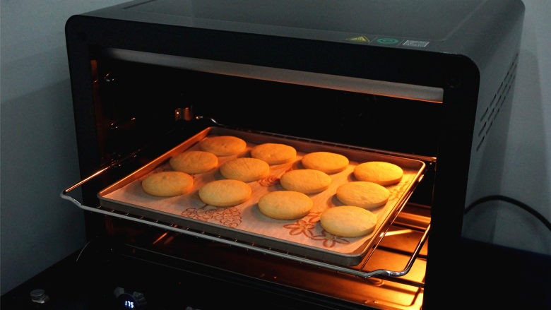 愤怒的小鸟糖霜饼干,烤箱上下火175度预热好后，将其放入中层，烘烤20分钟左右。饼干香气四溢，表面金黄即可取出。