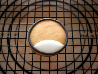 愤怒的小鸟糖霜饼干,饼干下面部分用稍稀的白色糖霜（基础糖霜滴入鲜柠檬汁调制即可）填充，晾干。
