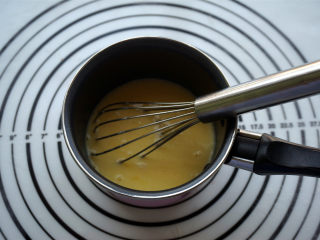 黑钻吐司,将蛋糕食材中的黄油与牛奶放入奶锅中，小火加热至黄油完全融化。
