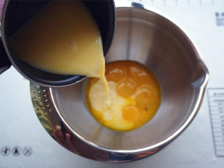 黑钻吐司,将温温的黄油牛奶混合物加入到蛋黄中，搅拌均匀。