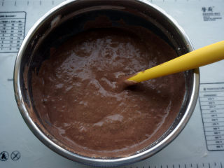 黑钻吐司,将蛋白糊和可可面糊切拌混合，蛋糕糊制作完毕。