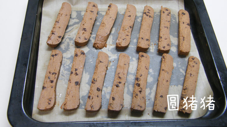 巧克力脆棒,将饼干排放在垫有油纸的烤盘上，中间留空隙。