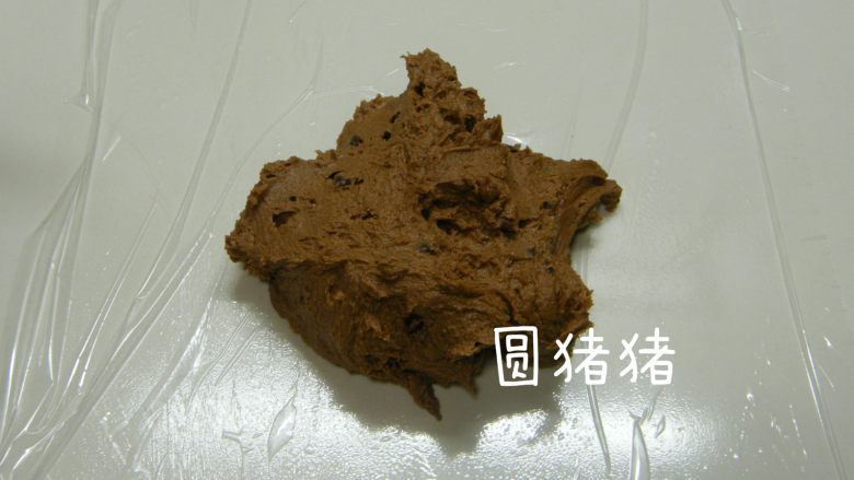 巧克力脆棒,取一张保鲜膜平铺在台面，将混好的面糊放在保鲜膜上。