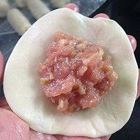 #中式点心#苏式鲜肉月饼, 擀成圆面片后放入肉馅。