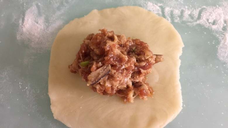 蟹粉鲜肉月饼,取一个剂子擀成圆片，放入适量蟹粉鲜肉馅