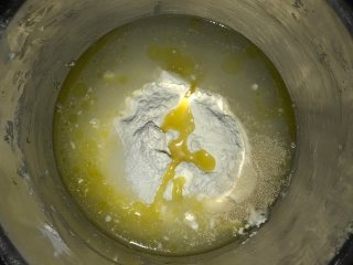 菠萝包,高粉，蛋液，糖，奶粉，盐，酵母，水放一个盆里，拌匀饧15分钟