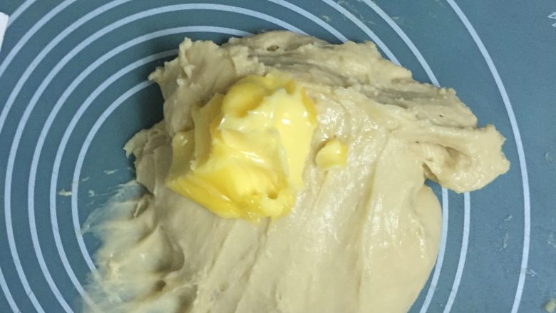 菠萝包,摔揉结合揉至面拉开有弹性，破洞边缘呈不光滑时加入黄油继续揉至扩展阶段