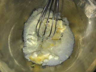 菠萝包,做酥皮，黄油提前软化，加入沙糖打至黄油发白