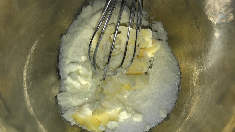菠萝包,做酥皮，黄油提前软化，加入沙糖打至黄油发白