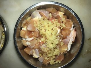荷香糯米鸡,3个鸡腿肉切丁，姜切碎
用盐、料酒、淀粉抓匀
腌制2小时