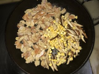 荷香糯米鸡,鸡肉和香菇玉米下油锅翻炒