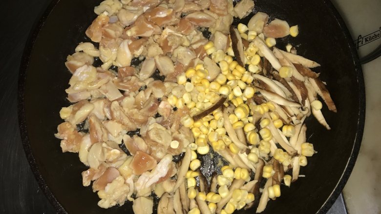 荷香糯米鸡,鸡肉和香菇玉米下油锅翻炒