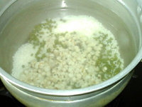 绿豆薏米粥,锅中加适量清水，倒入所有用料