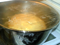 玉米面馒头（冷藏发酵）,放入碗中，封好保鲜膜，放入冰箱冷藏过夜