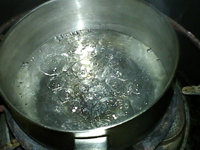 桃肉龟苓膏,将剩下的水倒入锅中烧沸