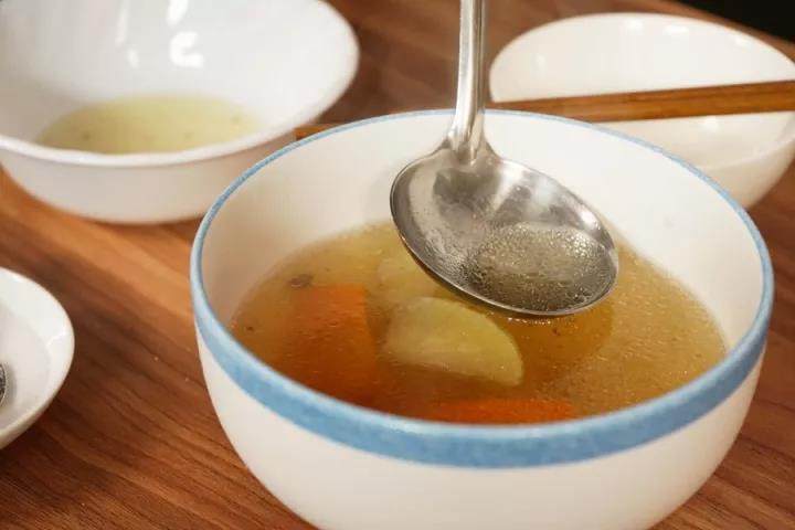 青红萝卜猪展汤,功能选择“煲汤”，口感选择“浓郁”，进行煲煮。