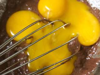红丝绒杯子蛋糕 ukoeo风炉制作,打入四个蛋黄。
