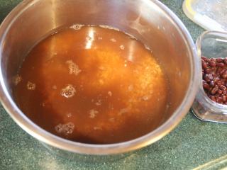 红豆饭,将红豆汤2.5杯（如果不够就加水），跟米一起混合浸泡约1小时。