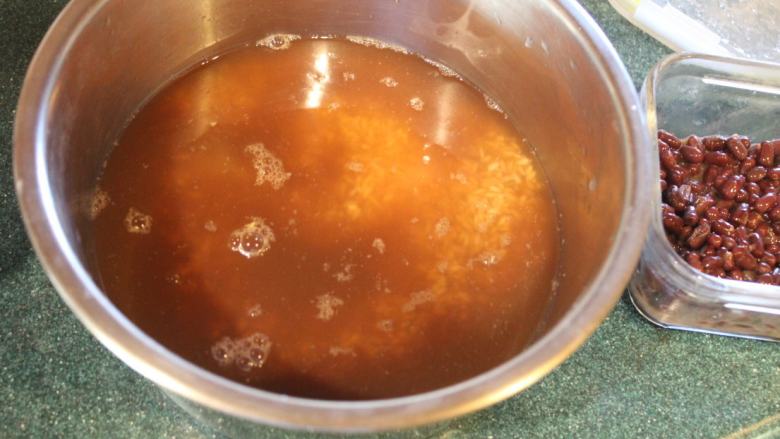 红豆饭,将红豆汤2.5杯（如果不够就加水），跟米一起混合浸泡约1小时。