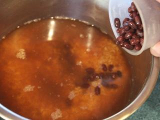 红豆饭,加入红豆和一点盐，依一般煮饭的方法用电饭锅煮熟。
