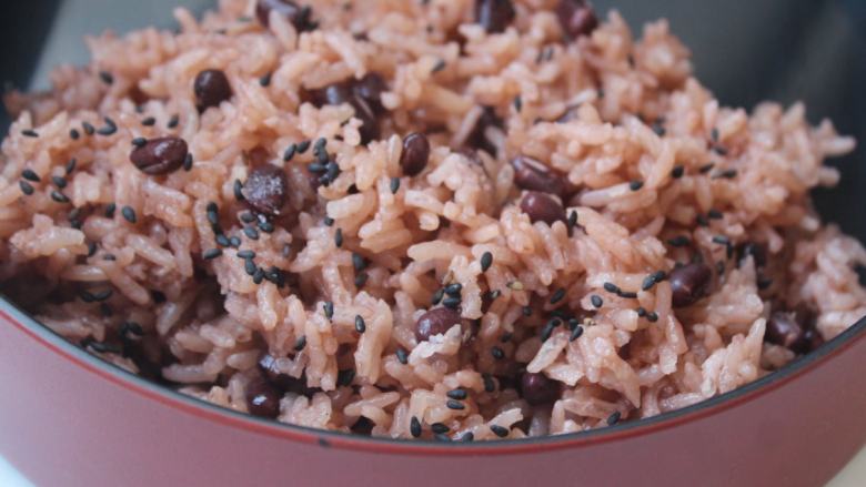 红豆饭,食用时，洒上黑芝麻盐在饭上即可。红豆饭一定要加黑芝麻盐才会好吃。其实不仅是祝贺用，本身红豆饭简单清爽就是很好吃。吃不完可以冷藏或冷冻保存。
