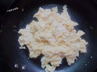韭菜鸡蛋馅饼,用筷子或铲子不停搅拌，炒成鸡蛋碎