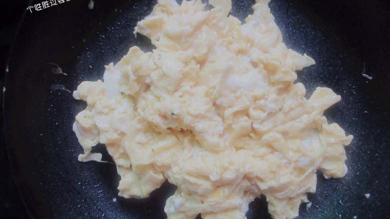 韭菜鸡蛋馅饼,用筷子或铲子不停搅拌，炒成鸡蛋碎