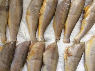 五香酥鱼,将腌好的小黄鱼，用厨房纸巾吸干水份。