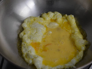 黑木耳西葫芦炒蛋，美容美颜家常菜,炒锅倒油烧热，不要太热哟，下入蛋液，快速炒定型。