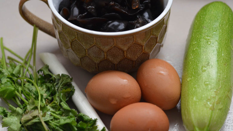 黑木耳西葫芦炒蛋，美容美颜家常菜,准备材料，请忽略香菜。