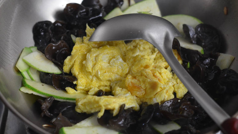 黑木耳西葫芦炒蛋，美容美颜家常菜,将蛋块回锅。