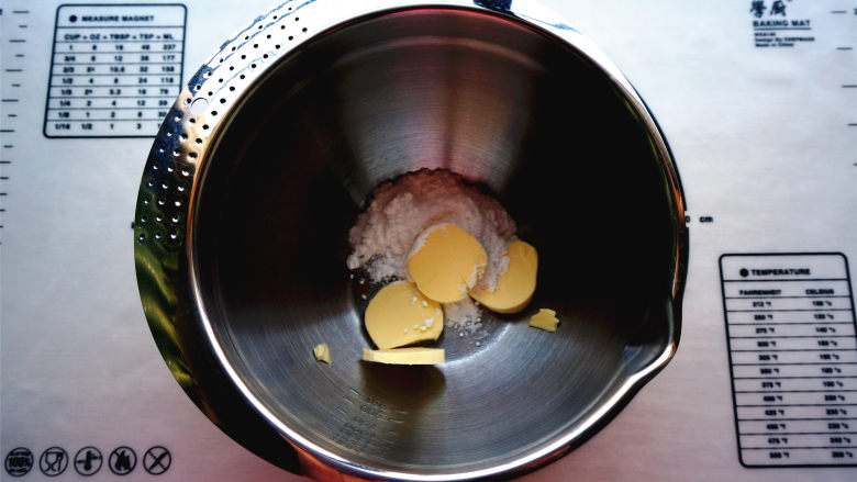 橘子酥塔,黄油软化后，加入糖粉，搅打至完全融合。
