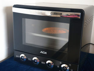 橘子酥塔,烤箱上下火180度预热，将松弛好的派塔放入烤箱中层，180度烘烤15分钟取出。