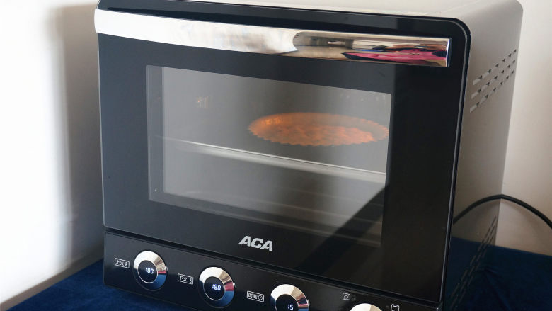橘子酥塔,烤箱上下火180度预热，将松弛好的派塔放入烤箱中层，180度烘烤15分钟取出。