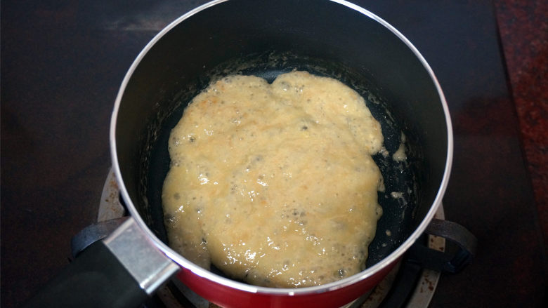 橘子酥塔,中小火熬煮，边煮边搅拌，直至锅中液体变成淡茶色，熄火。
