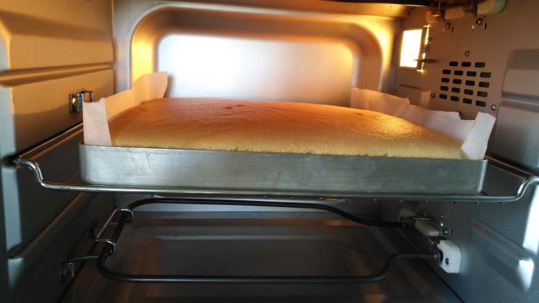苹果酱蛋糕卷,放入预热好的烤箱中层上下火170度，烘烤20分钟