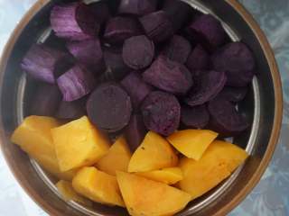 #中式点心#酒酿薯圆,将紫薯、红薯去皮洗净切块，上锅蒸20分钟备用