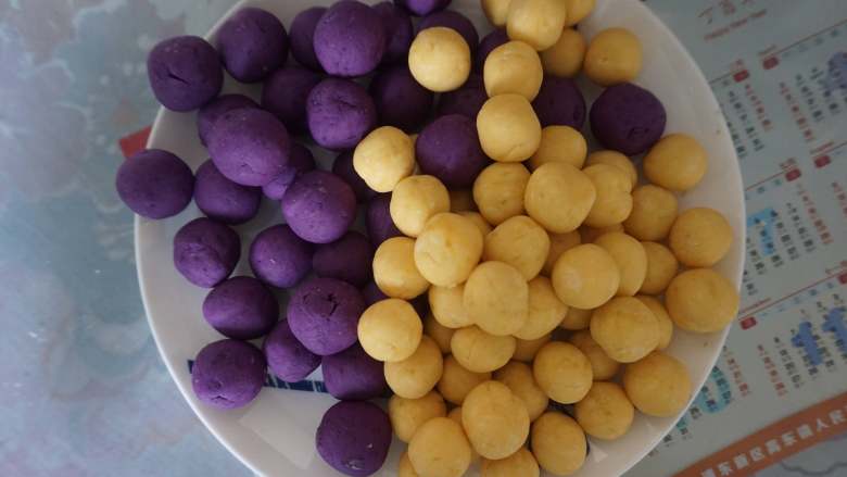 #中式点心#酒酿薯圆,然后将红薯条和紫薯条揉搓成小圆子备用
