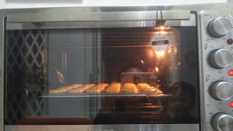 小熊蛋圆饼干,烤箱120度预热，放中层，底部加插一烤盘，上下火120度烤25-30分钟