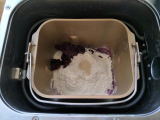 紫薯面包,所有主面团材料除黄油以外一起放入面包桶中，（因为紫薯水量不同一定要预留10-20g的水酌情添加）面团揉到基本光滑可以拉出稍厚一点的膜，加入黄油，继续揉面，面团最后和成可以拉出大片有力的薄膜就可以了。 