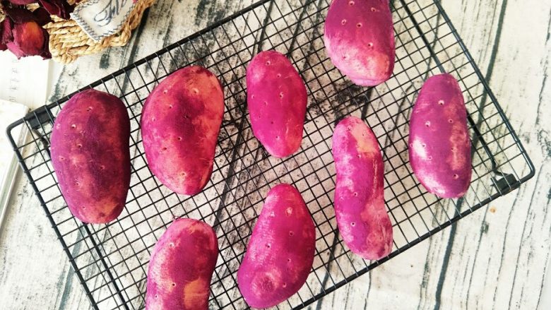紫薯面包,把一发好的面团分割成3个65g，3个50g，2个40g的小面团，滚圆排气后覆盖保鲜膜放温暖处松弛15分钟。分成不同大小的面团是为了更真实。对不起这一步忘拍了