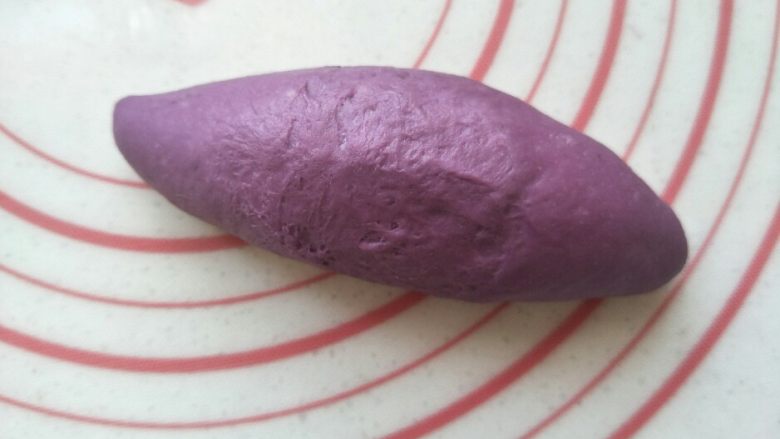 紫薯面包,用面团把紫薯馅包起来，收口处捏紧朝下放置