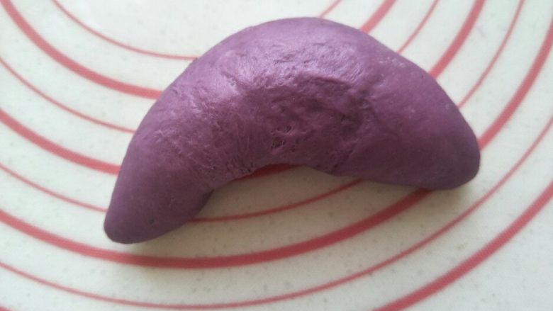 紫薯面包,然后再用手整理一下，尽量接近紫薯的形状，可以拿几个真紫薯放在旁边模仿