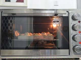 淡奶油老式面包,预热烤箱，中下层，上下火190度35分钟，上色后及时加盖锡纸。我用的是UKOEO+HBD-5002烤箱