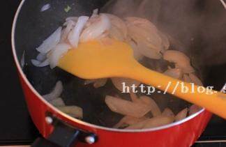 北极虾培根肉酱比萨,培根先炒至出油至金黄色盛出，倒入洋葱翻炒至软盛出；